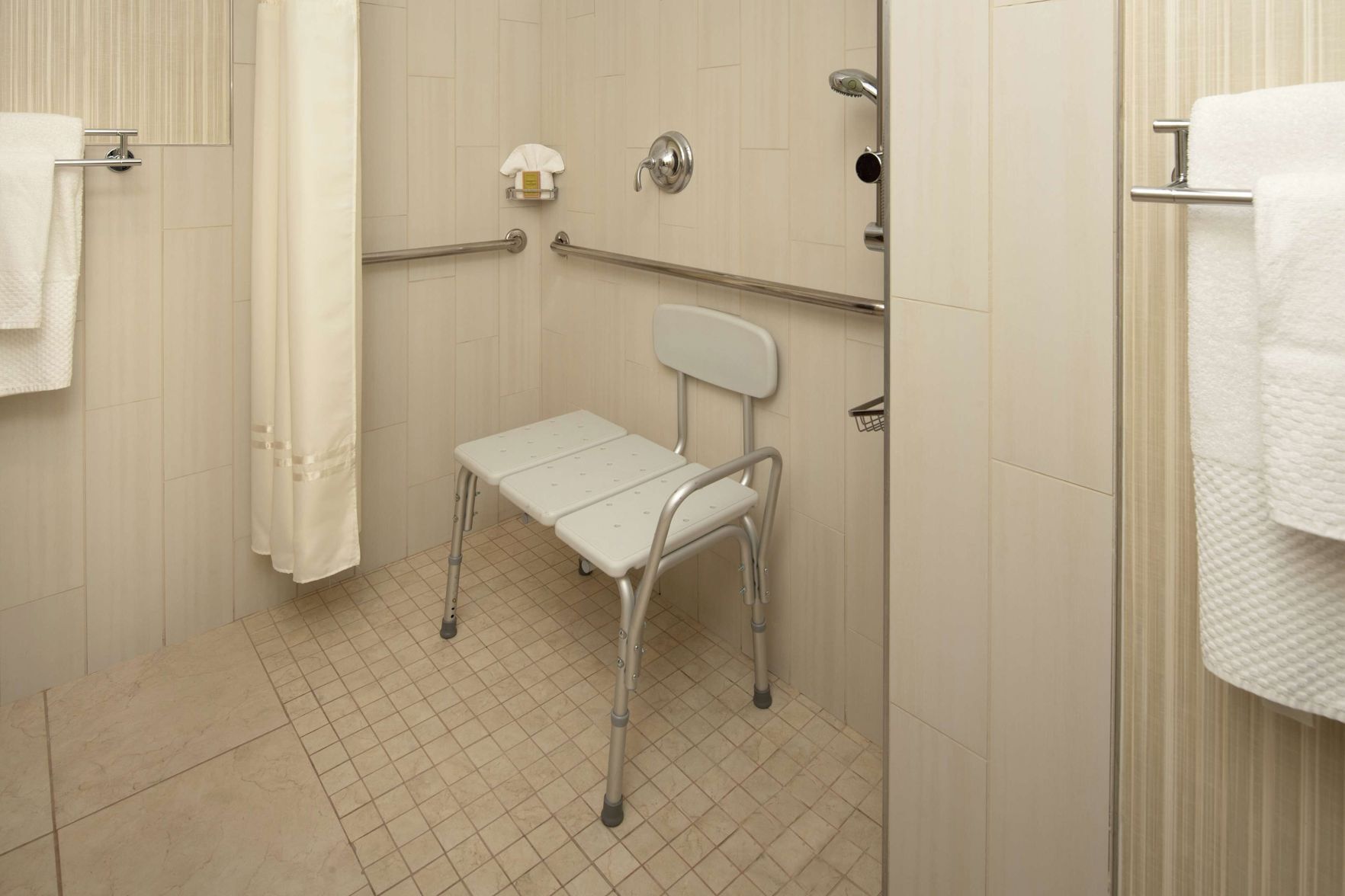 Baño | Amenidades de baño de diseñador, secadora de cabello, toallas, jabón 