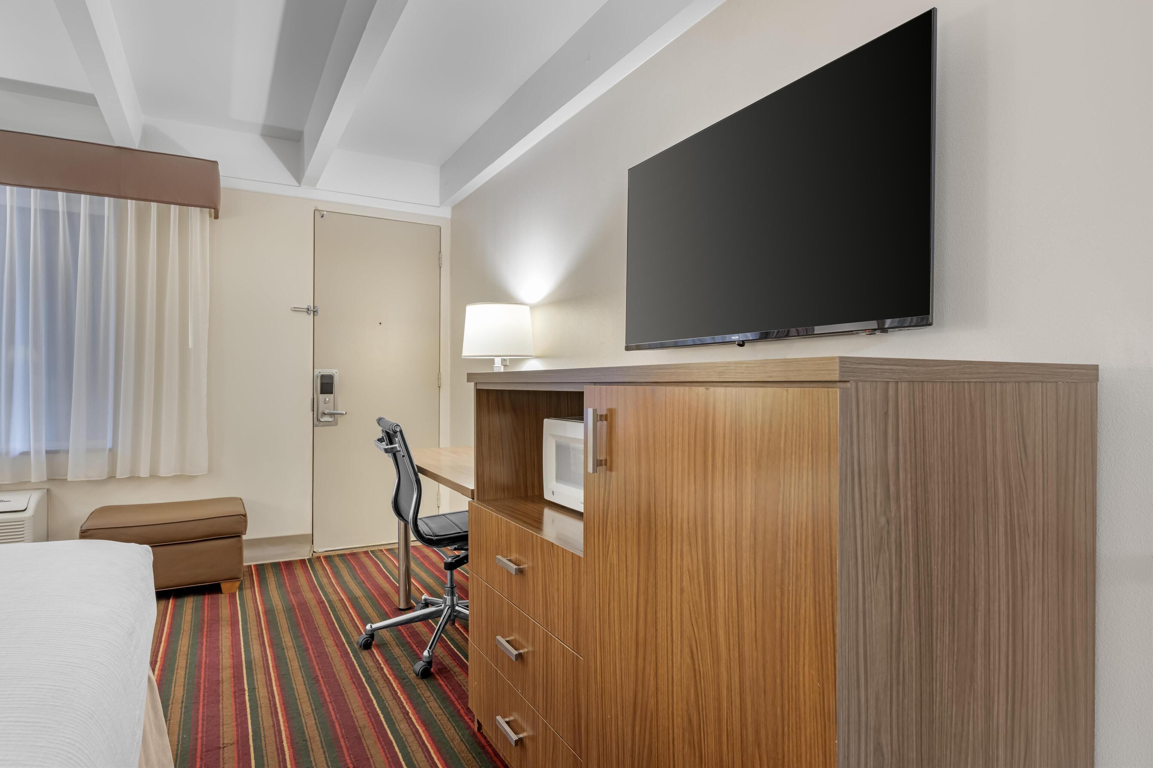 standard room, 1 king bed, accessible, bathtub | premium bedding, desk, blackout curtains, iron/ironing board