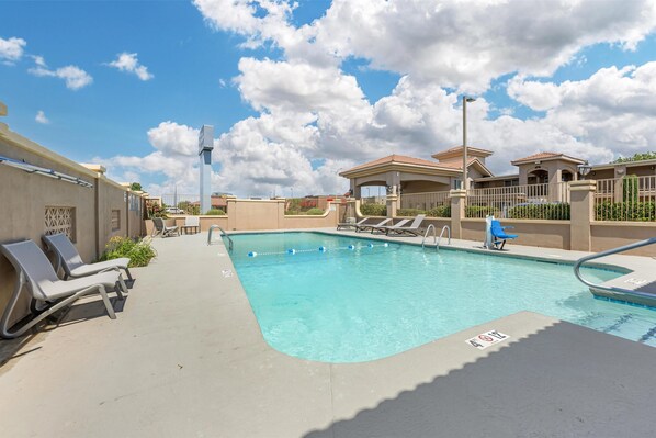 Seasonal outdoor pool, open 3 PM to 10 PM, sun loungers