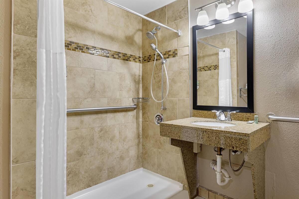 standard room, 1 king bed, accessible, non smoking | bathroom | combined shower/bathtub, deep-soaking bathtub, free toiletries
