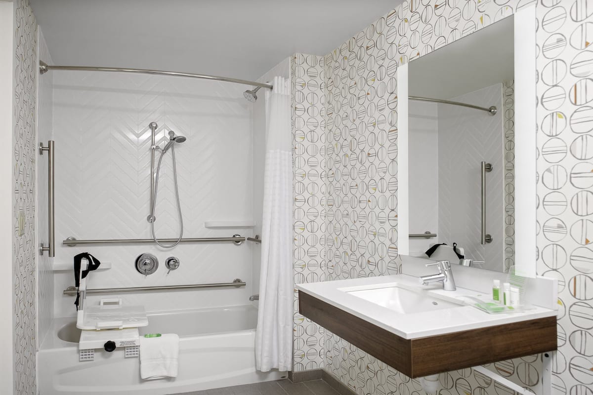 Duschwanne, Haartrockner, Handtücher