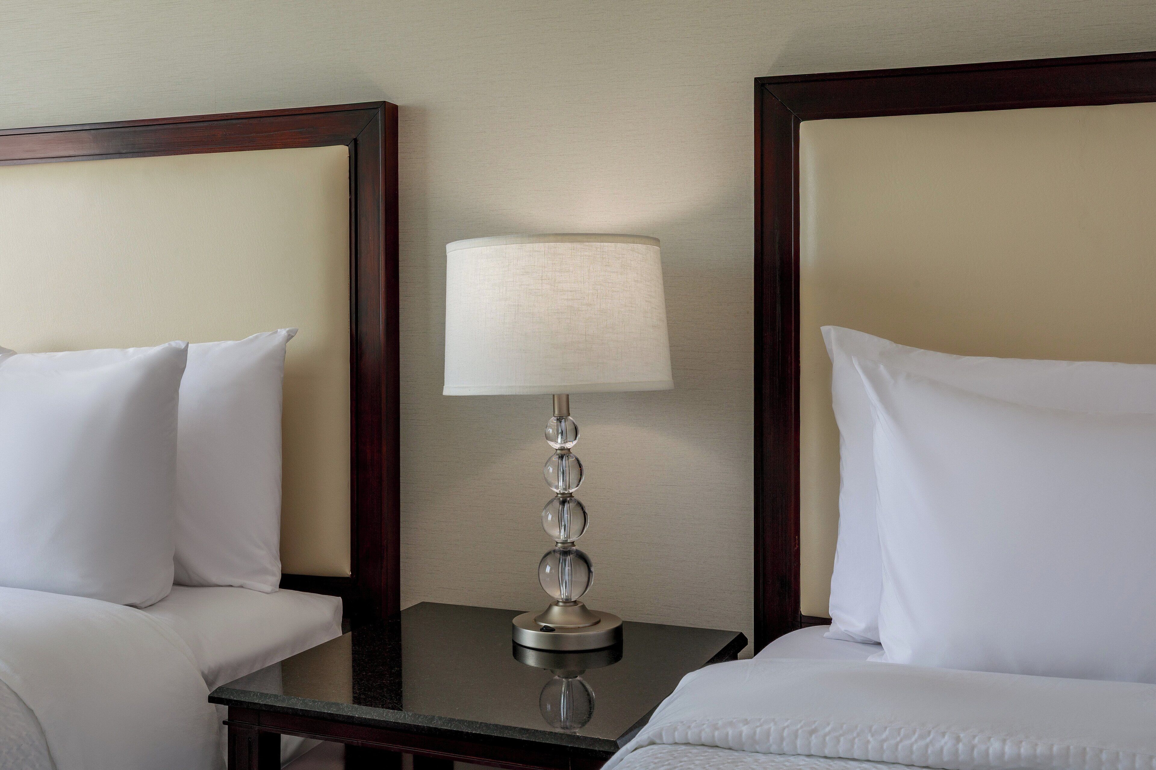 Bureau, rideaux occultants, fer et planche à repasser