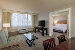 Skrivebord, blendingsgardiner og strykejern/-brett