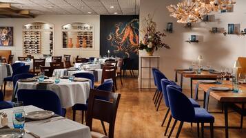 Desayuno a la carta (USD 12.95 por persona)