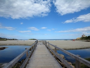 In Strandnähe, weißer Sandstrand, Strandtücher