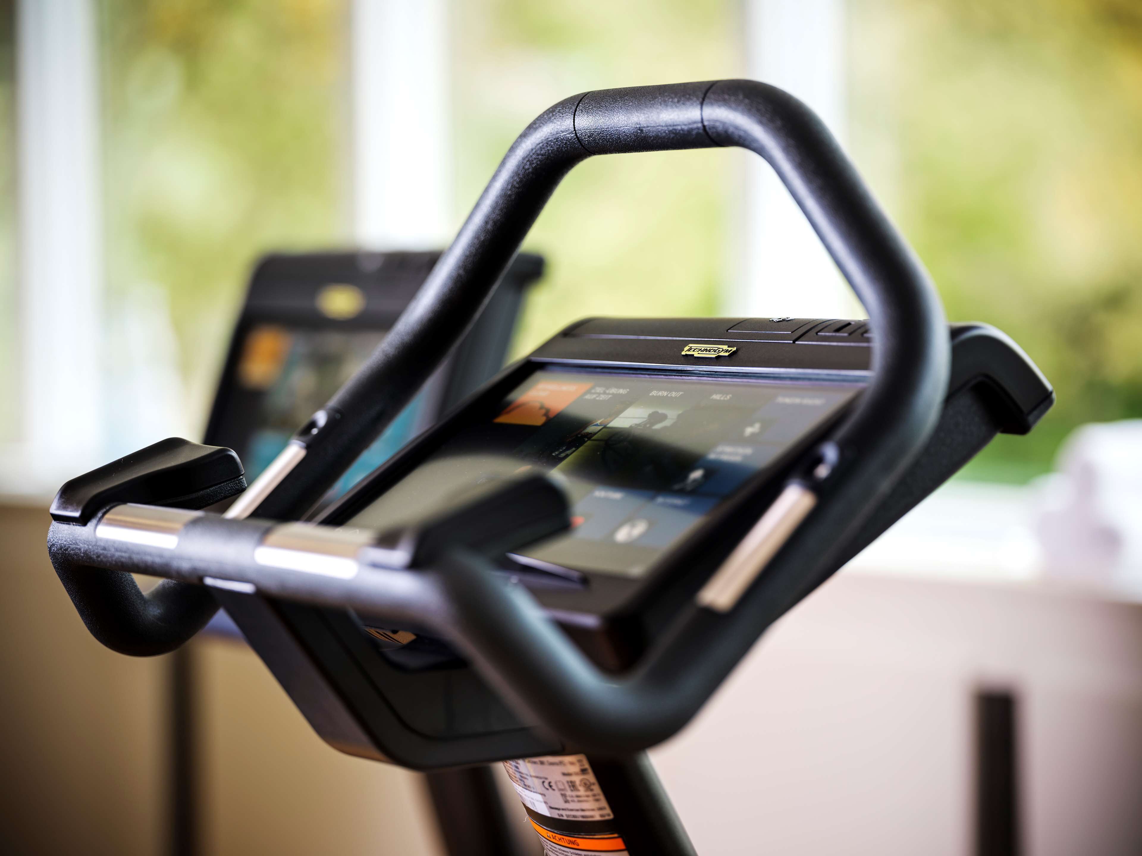 Una bicicleta estática con pantalla digital y manillar.