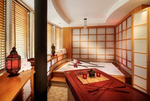 Salas de tratamiento para parejas, sauna y tina de hidromasaje 