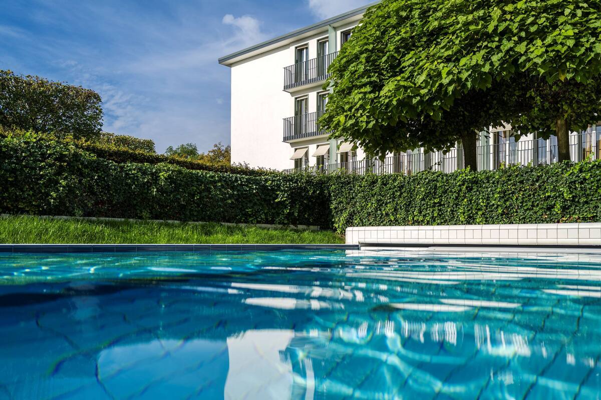 outdoor pool, pool loungers