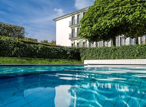 Piscine extérieure, chaises longues