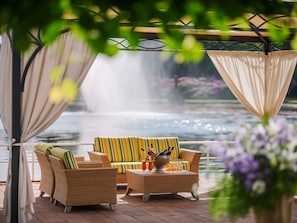 Piscine extérieure, chaises longues