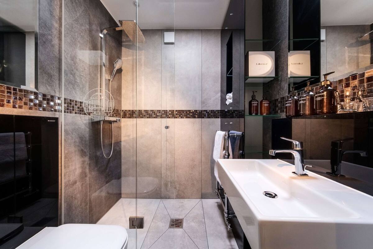 combined shower/bathtub, designer toiletries, hair dryer, bathrobes