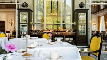 Petit déjeuner buffet (37 EUR par personne)