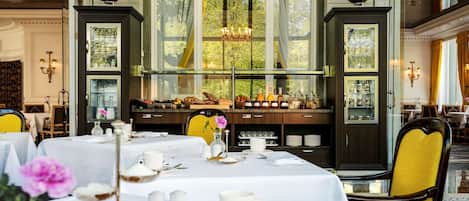 Petit déjeuner buffet (37 EUR par personne)