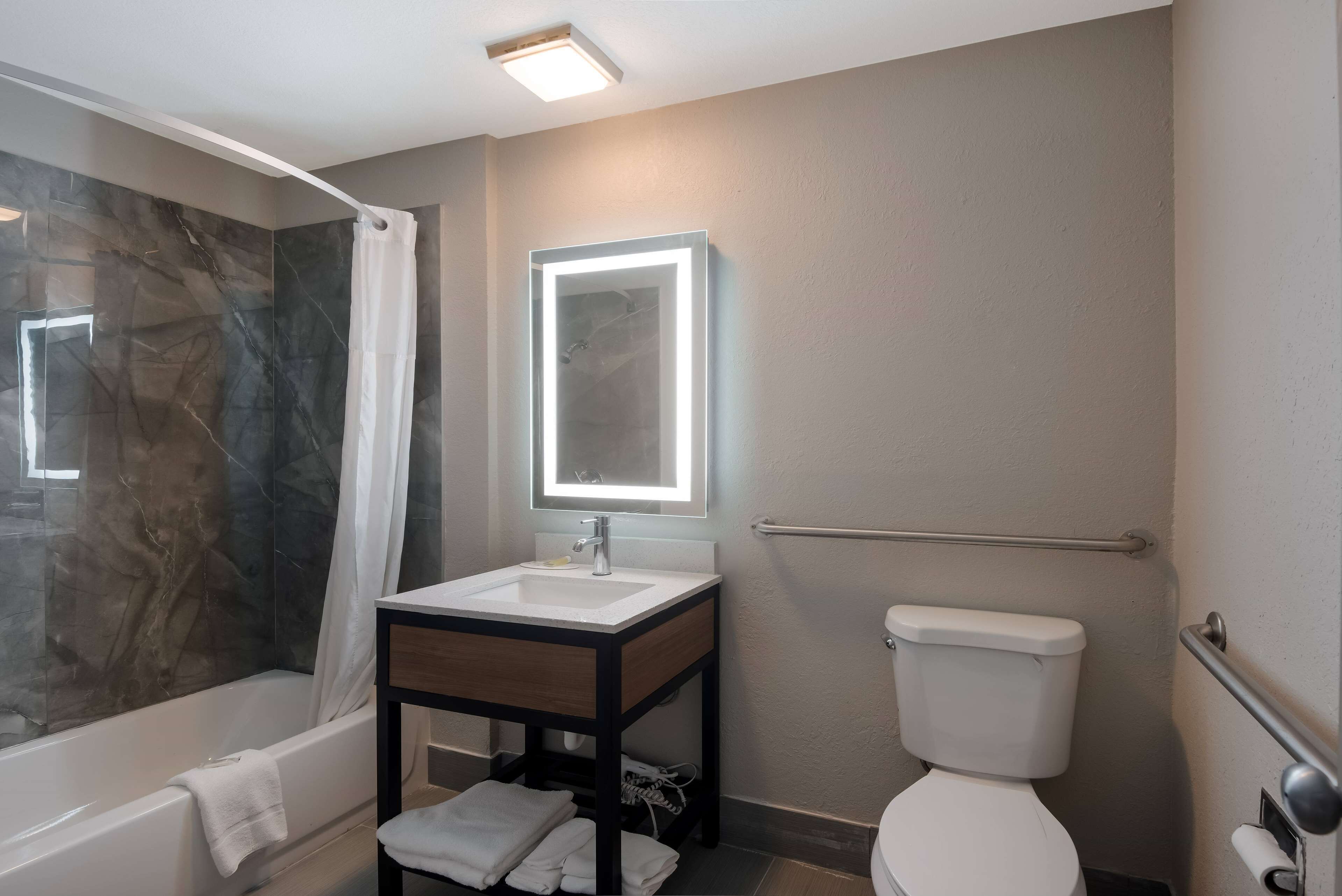 Room, 1 King Bed, Accessible, Non Smoking (Mobility) | Bathroom | Combined shower/bathtub, free toiletries, hair dryer, towels
