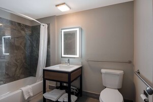 Bañera con ducha, artículos de tocador gratuitos, secador de pelo