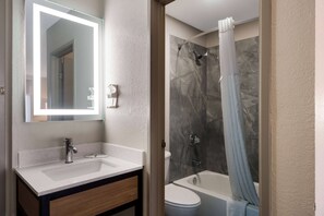 Habitación estándar, 1 cama de matrimonio | Baño | Ducha y bañera combinadas y artículos de higiene personal gratuitos