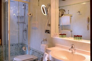 Rainfall showerhead, hair dryer, towels, soap - Hotel Ambassador Tre Rose (Venice)