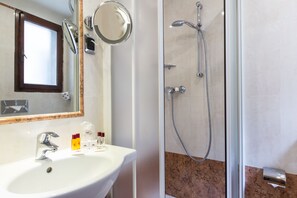 Classic Double or Twin Room | Bathroom | Rainfall showerhead, hair dryer, towels, soap - Hotel Ambassador Tre Rose (Venice)