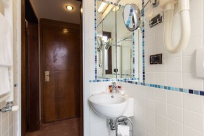 Economy Double Room | Bathroom