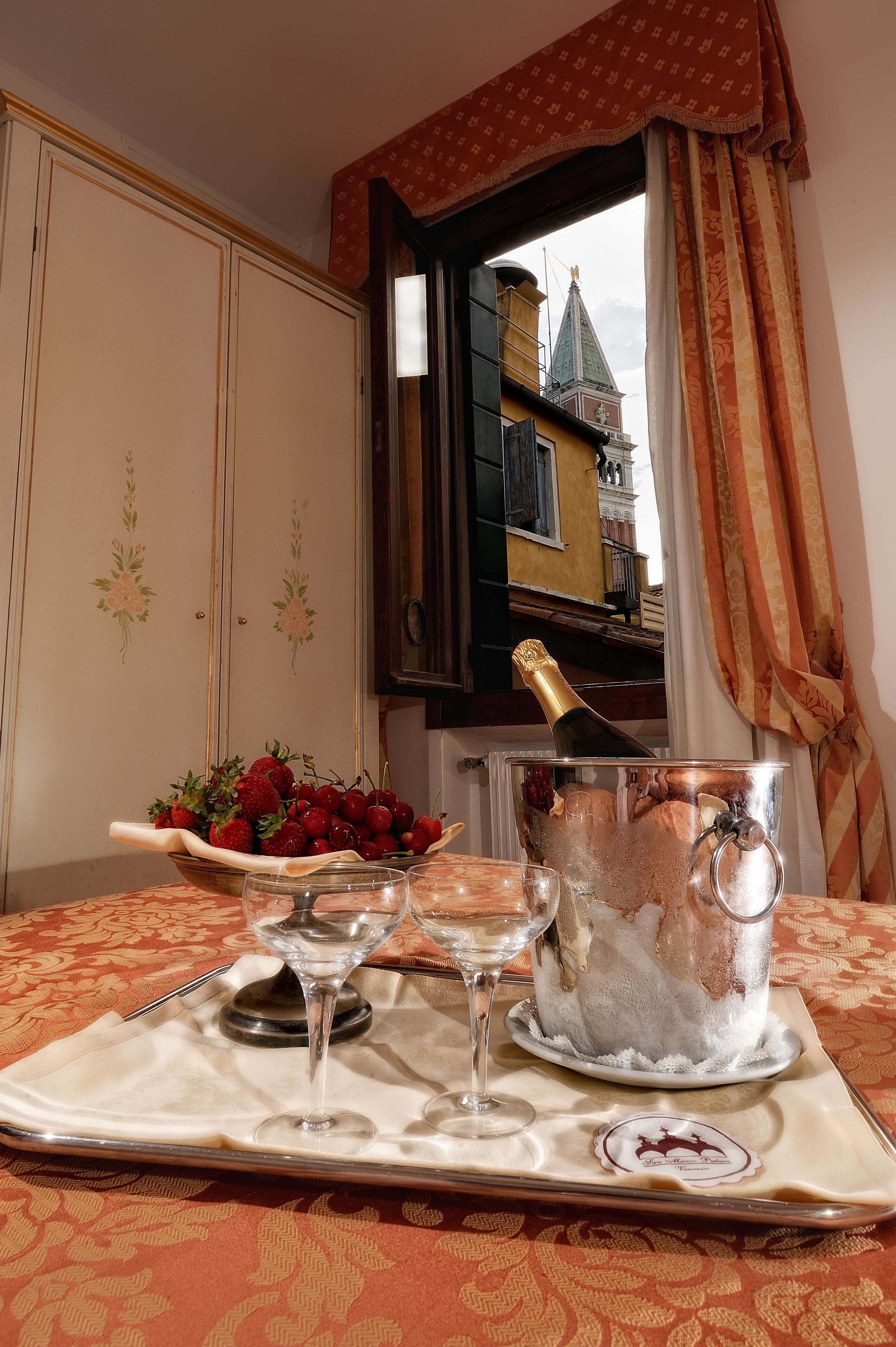 クラシック ダブルまたはツインルーム | ミニバー、セーフティボックス (室内)、デスク、遮光カーテン