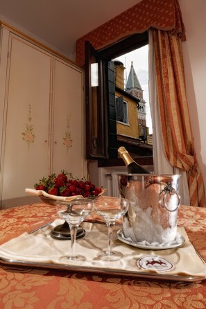 ميني بار وخزنة داخل الغرفة ومكتب وستائر تعتيم