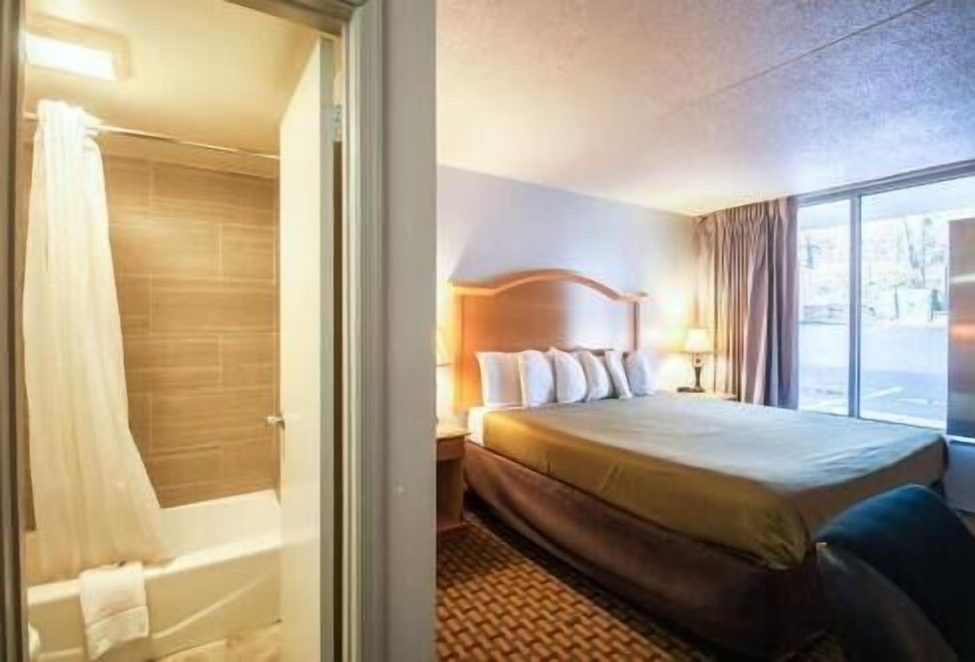 高档床上用品、客房内保险箱、办公桌、笔记本电脑工作区