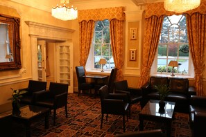 Sert le déjeuner et le dîner