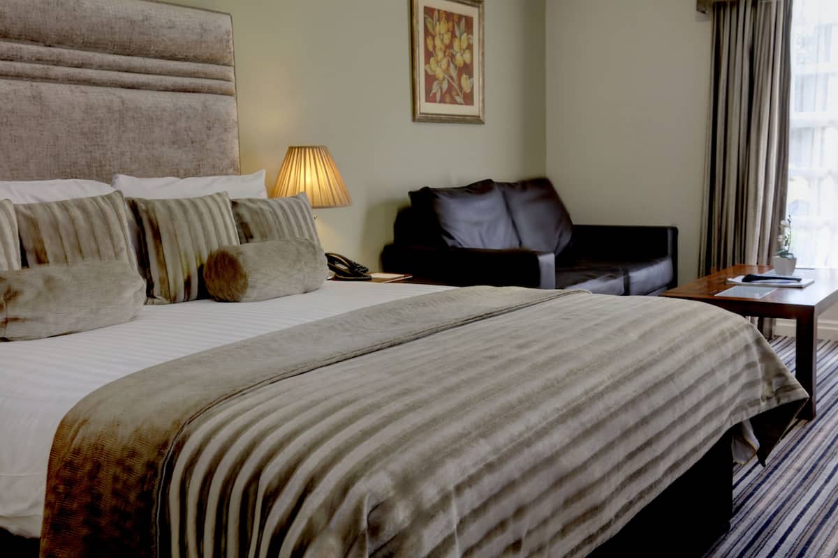 Executive Room, 1 Double Bed, Non Smoking | 1 bedroom, in-room safe, desk, iron/ironing board