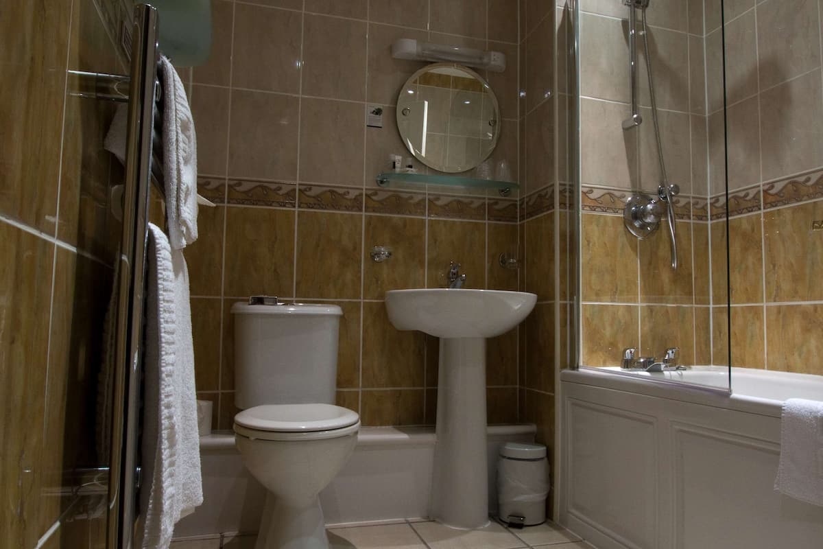 family room, multiple beds, non smoking | bathroom | combined shower/bathtub, deep-soaking bathtub, free toiletries