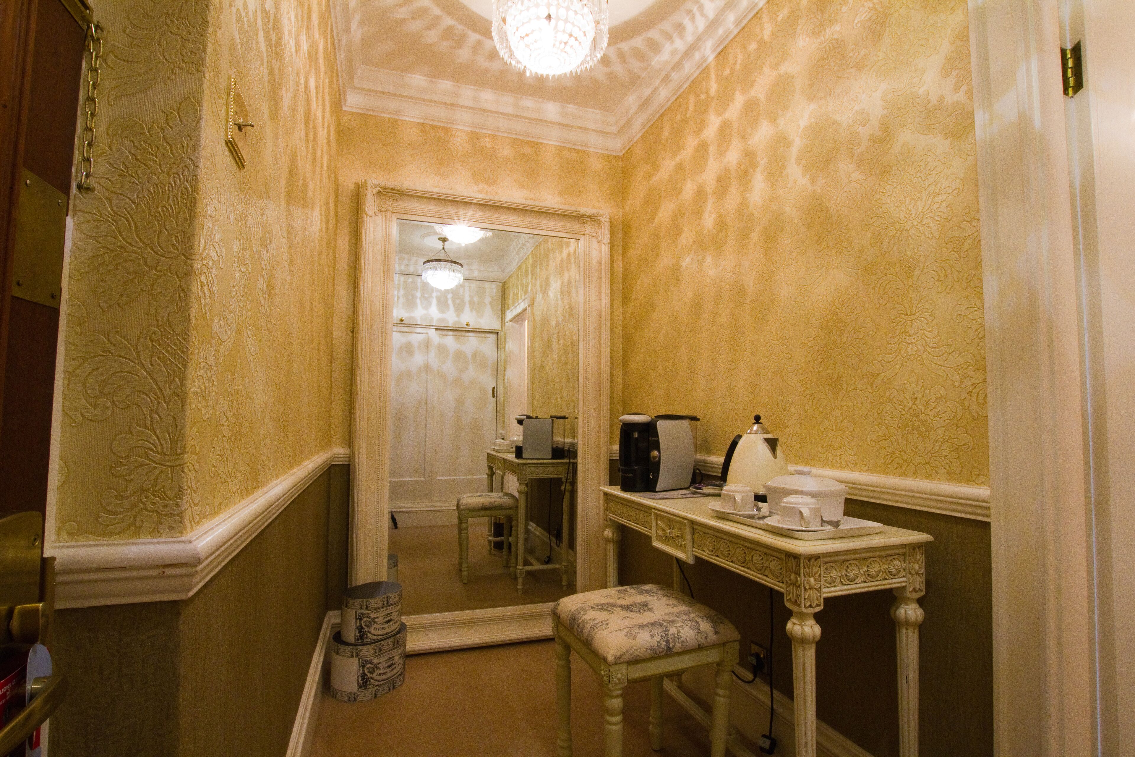 suite, 1 king bed, non smoking (walk-in shower;four poster bed) | 1 bedroom, in-room safe, desk, iron/ironing board