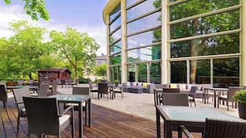 บริการอาหารเช้า อาหารกลางวัน อาหารเย็น, อาหารอเมริกัน, วิวสวน