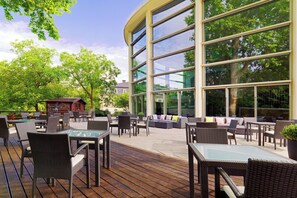 供應早餐、午餐和晚餐，美國料理，花園景觀