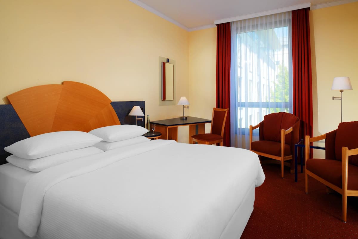 Classic Room, 1 Double Bed | Premium bedding, minibar, in-room safe, desk