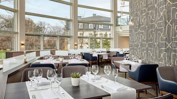 朝食、ランチ、ディナーに営業 (アメリカ料理、ガーデン ビュー)