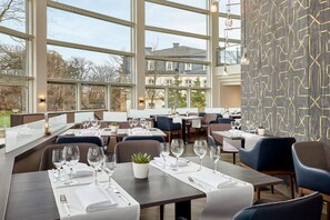 Se sirven desayunos, comidas y cocina americana con vista al jardín