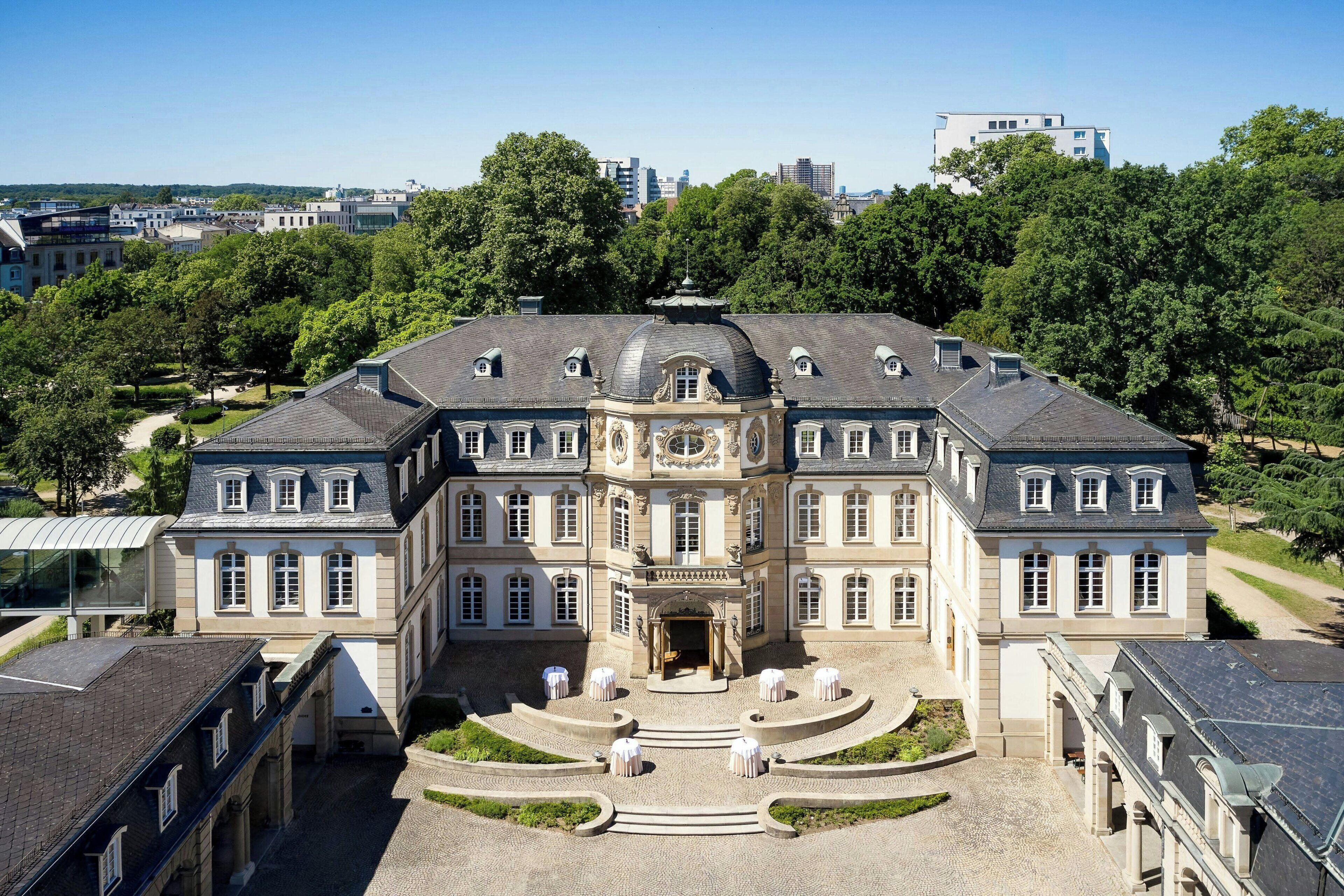 Un grande edificio storico con facciata simmetrica, numerose finestre e un ingresso centrale.