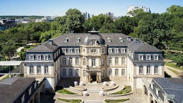 Un grande edificio storico con facciata simmetrica, numerose finestre e un ingresso centrale.