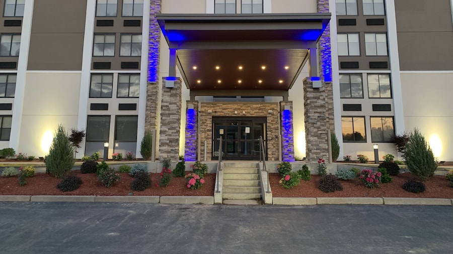 Holiday Inn Express Fall River North by IHG