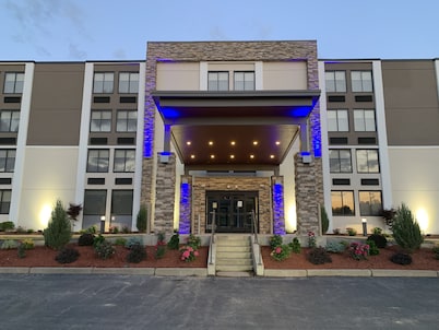 Holiday Inn Express Fall River North by IHG