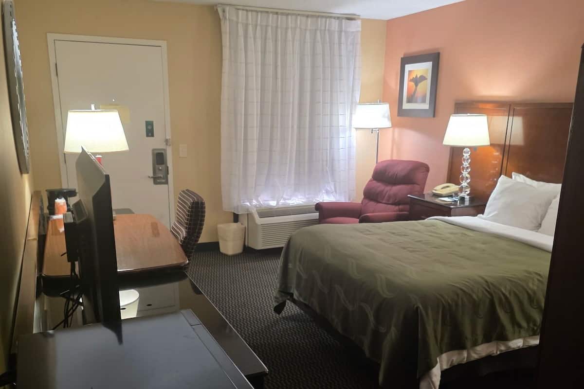 Room, 1 Queen Bed, Accessible, Non Smoking | In-room safe, desk, iron/ironing board, free cribs/infant beds