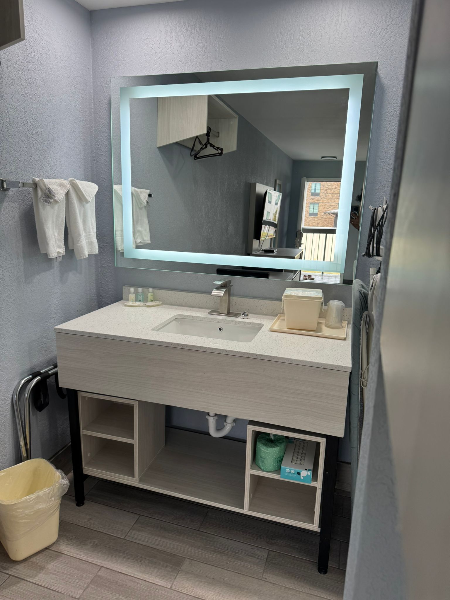Een bad/douchecombinatie, gratis toiletartikelen, een haardroger