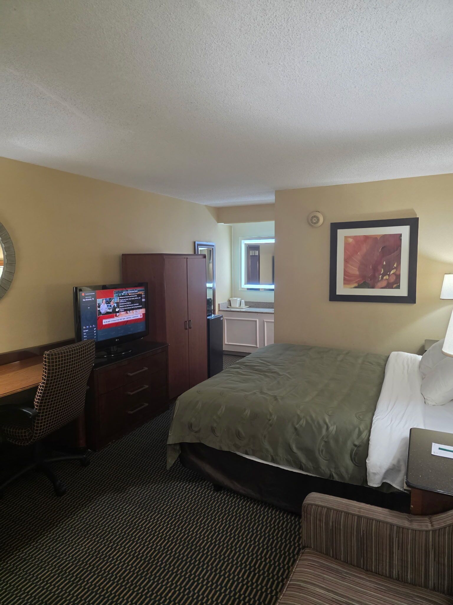 Standard Room, 1 King Bed, Non Smoking | In-room safe, desk, iron/ironing board, free cribs/infant beds