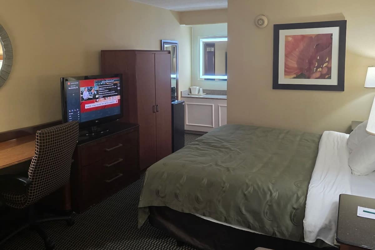 Standard Room, 1 King Bed, Non Smoking | In-room safe, desk, iron/ironing board, free cribs/infant beds