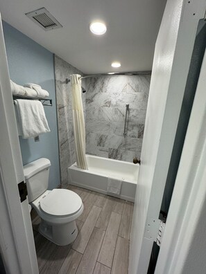 Ducha y bañera combinadas y artículos de higiene personal gratuitos