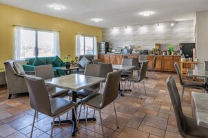 Una cocina moderna con comedor, que incluye un sofá, una mesa y sillas.