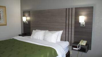 Chambre Standard, 1 très grand lit, non-fumeurs | Couette en duvet d'oie, surmatelas, coffres-forts dans les chambres