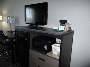 Standard Room, 1 King Bed, Non Smoking | Living area | 32-inch flat-screen TV with cable channels, TV