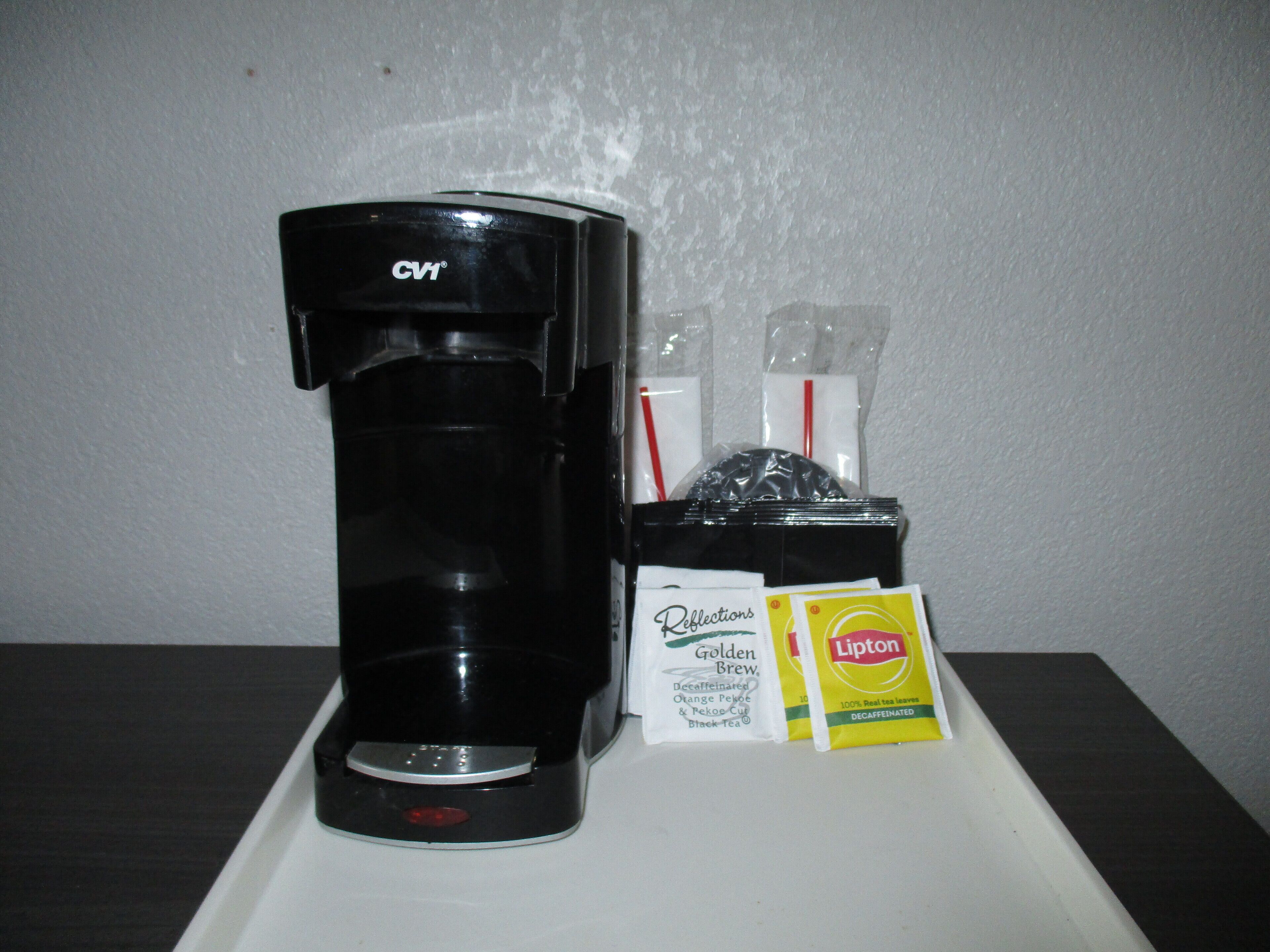 Kaffemaskine, Lipton teposer og en pakke koffeinfri kaffe.