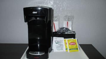 Kaffemaskine, Lipton teposer og en pakke koffeinfri kaffe.
