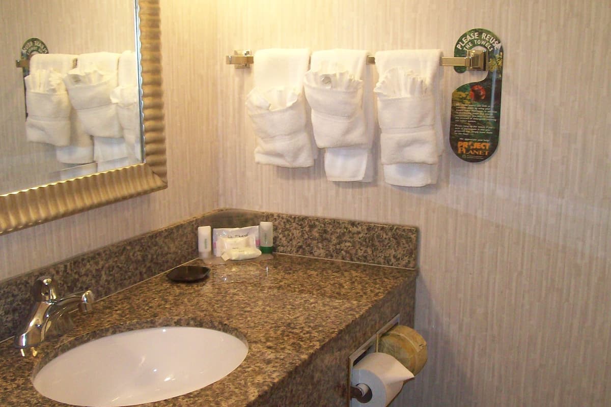 Kombinasi shower/bathtub dan perlengkapan mandi gratis